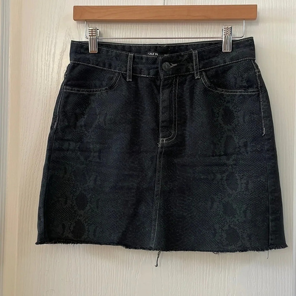 Zara Dresses & Skirts - ZARA snakeskin denim skirt size XS